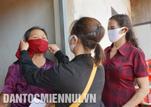 Chi hội phụ nữ cử người tới nhà hộ có hoàn cảnh khó khăn để tặng khẩu trang. Ảnh: Hoài Thu