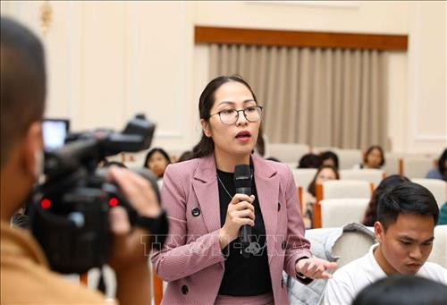 Phóng viên đặt câu hỏi trong buổi họp báo. Ảnh: Thanh Tùng-TTXVN Phóng viên đặt câu hỏi trong buổi họp báo. Ảnh: Thanh Tùng-TTXVN