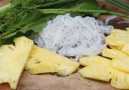 Cá thủy tinh (cá ngần), thường xuất hiện vào đầu hè. Cá có màu trắng chỉ đôi mắt màu đen. Sống ở sông đà, kiếm ăn tầng mặt nước. Nhiều tỉnh thành có thể bắt gặp cá này như Hải Phòng, Hòa Bình, Thái Bình, tuy nhiên không phải lúc nào cũng có thể mua được. Cá là món ăn đặc sản của người dân Tây Bắc. Thịt cá dẻo thơm, xương mềm có thể chế biến thành các món: Canh chua, ráng với trứng, cuốn lá lốt, chả cá...