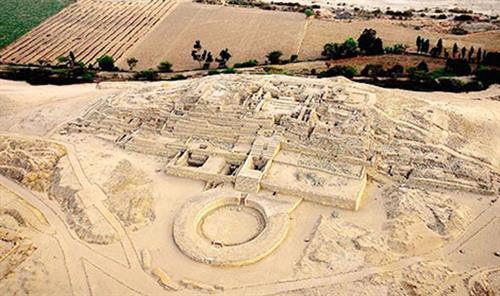 Vùng đất thiêng Caral (thuộc nền văn minh Norte Chico) nhìn từ trên cao. Vùng đất thiêng Caral (thuộc nền văn minh Norte Chico) nhìn từ trên cao.