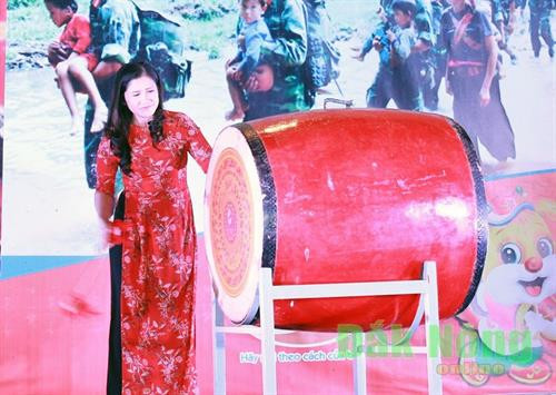 Phó Chủ tịch UBND tỉnh Tôn Thị Ngọc Hạnh nổi hồi trống khai hội mừng xuân. Ảnh: Theo baodaknong.org.vn Phó Chủ tịch UBND tỉnh Tôn Thị Ngọc Hạnh nổi hồi trống khai hội mừng xuân. Ảnh: Theo baodaknong.org.vn