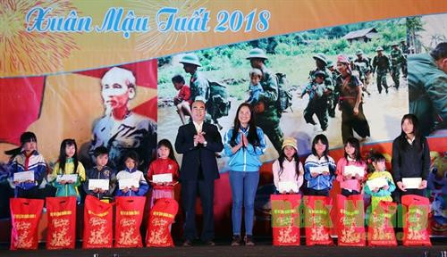 Tỉnh đoàn và huyện Tuy Đức tặng quà học sinh nghèo vượt khó học giỏi. Ảnh: Theo baodaknong.org.vn Tỉnh đoàn và huyện Tuy Đức tặng quà học sinh nghèo vượt khó học giỏi. Ảnh: Theo baodaknong.org.vn