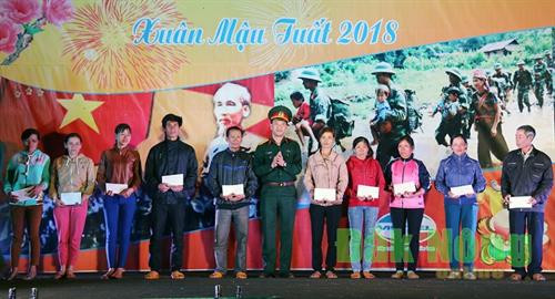 Tặng quà gia đình chính sách xã Quảng Trực. Ảnh: Theo baodaknong.org.vn Tặng quà gia đình chính sách xã Quảng Trực. Ảnh: Theo baodaknong.org.vn