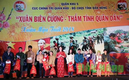 Phó Chủ tịch UBND tỉnh Tôn Thị Ngọc Hạnh tặng quà của chương trình cho gia đình chính sách, hộ nghèo xã Quảng Trực. Ảnh: Theo baodaknong.org.vn Phó Chủ tịch UBND tỉnh Tôn Thị Ngọc Hạnh tặng quà của chương trình cho gia đình chính sách, hộ nghèo xã Quảng Trực. Ảnh: Theo baodaknong.org.vn