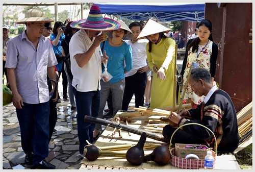 Du khách tham quan không gian trình diễn và chế tác các nhạc cụ dân tộc Ê Đê.