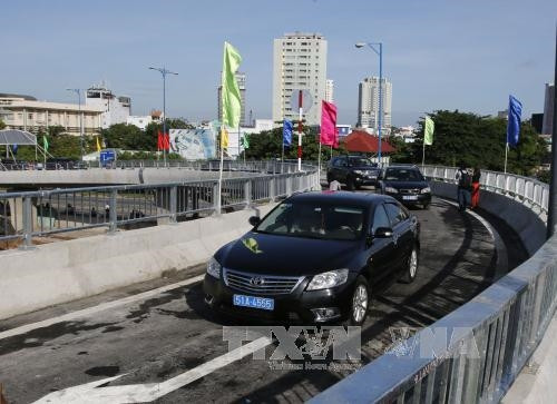 Thông xe nhánh N1 cầu vượt Nguyễn Văn Cừ. Ảnh: Hoàng Hải - TTXVN