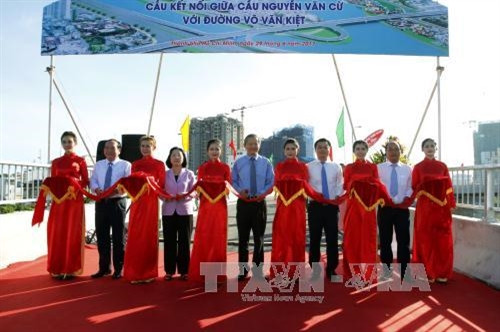 Nghi thức cắt băng thông xe 2 nhánh cầu vượt Nguyễn Văn Cừ. Ảnh: Hoàng Hải - TTXVN