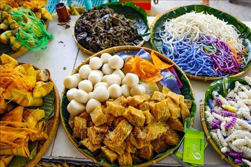 Lễ hội quy tụ hơn 100 loại bánh dân gian Nam Bộ. Ảnh: Thanh Liêm - TTXVN Các món bánh tại lễ hội có giá từ 5.000 – 20.000 đồng/phần. Ảnh: Thanh Liêm - TTXVN Các loại bánh dân gian Nam Bộ được bày bán phục vụ du khách tại lễ hội. Ảnh: Thanh Liêm - TTXVN Ngoài bánh dân gian, lễ hội còn có nhiều loại chè, các món giải khát thích hợp trong thời tiết nắng nóng. Ảnh: Thanh Liêm - TTXVN