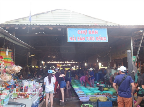 Một góc chợ hải sản tươi sống Cần Giờ. Ảnh: Thạch RoBer
