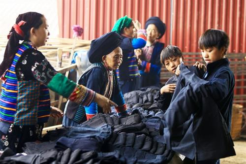 Chiều khách Thử áo Chọn lựa Giao lưu Góc chợ Lũng Pài Ngày chợ phiên Rực rỡ sắc màu Góc chợ Hàng hóa được bày bán tại chợ Vật dụng nhà nông Xem hàng Tan chợ