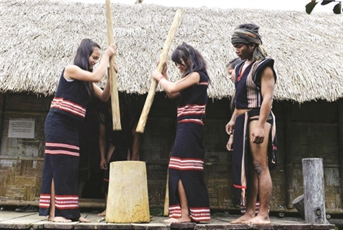 Giã gạo nấu cơm làm lễ - TTXVN Giã gạo nấu cơm làm lễ - TTXVN