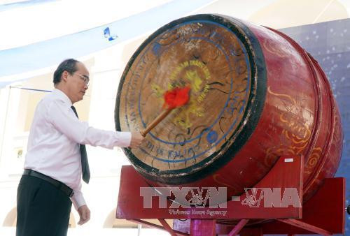 Đồng chí Nguyễn Thiện Nhân, Ủy viên Bộ Chính trị, Bí thư Thành ủy Thành phố Hồ Chí Minh đánh trống khai giảng năm học mới. Ảnh: Phương Vy-TTXVN Đồng chí Nguyễn Thiện Nhân, Ủy viên Bộ Chính trị, Bí thư Thành ủy Thành phố Hồ Chí Minh đánh trống khai giảng năm học mới. Ảnh: Phương Vy-TTXVN