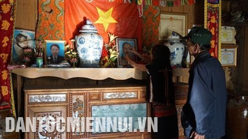 Đối với đồng bào Cơ - tu, Bác Hồ luôn là vị cha già dân tộc. Vì vậy, nhà nào cũng trang trọng đặt ảnh Bác Hồ trên bàn thờ và thờ như ông bà, tổ tiên của mình.