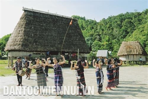 Đồng bào Cơ - tu ở thôn Pơr'ning, xã Lăng biểu diễn điệu múa Tung tung, Da dá truyền thống trong nhịp chiêng, trống rộn rã, góp phần bảo tồn một nét văn hóa truyền thống.