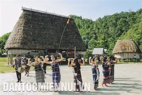 Đồng bào Cơ - tu ở thôn Pơr'ning, xã Lăng biểu diễn điệu múa Tung tung, Da dá truyền thống trong nhịp chiêng, trống rộn rã, góp phần bảo tồn một nét văn hóa truyền thống.