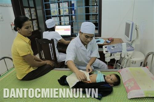 Trung tâm y tế huyện Tây Giang với các bác sĩ được đào tạo bài bản, máy móc kỹ thuật hiện đại đã giúp đồng bào Cơ - tu yên tâm khám, chữa bệnh.