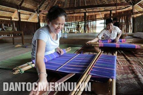 Nghề dệt thổ cẩm của đồng bào Cơ - tu được bảo tồn, giữ gìn và phát triển thành những làng nghề truyền thống.