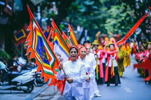 Lễ rước trên phố Hàng Mành. Ảnh: Trọng Đạt – TTXVN