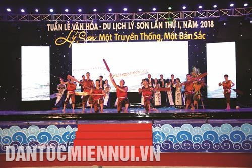 Chương trình nghệ thuật đêm khai mạc với chủ đề “Lý Sơn - một truyền thống, một bản sắc” được tổ chức với quy mô lớn. Ảnh: Nguyễn Đăng Lâm