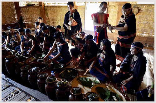 Rèn công cụ tại lễ hội. Ảnh: Thanh Hà - TTXVN Kết thúc nghi lễ dân làng tiếp tục đánh chiêng, trống uống rượu múa xoang trong nhà. Ảnh: Thanh Hà - TTXVN Hội đồng già làng đi trước, theo sau là các thành viên đi lấy than. Ảnh: Thanh Hà - TTXVN Các thành viên lấy than đi xung quang 04 vòng, theo hướng từ trái sang phải rồi vào nhà rèn. Ảnh: Thanh Hà - TTXVN Các thành viên cõng những gùi than từ rừng về làng, họ vừa đi vừa thổi tù và, đinh tút. Ảnh: Thanh Hà - TTXVN Nghi thức cõng những người đi lấy than lên nhà Rông. Ảnh: Thanh Hà - TTXVN Kết thúc nghi lễ dân làng tiếp tục đánh chiêng, trống uống rượu múa xoang trong nhà. Ảnh: Thanh Hà - TTXVN Nước giã cua với cây đót được cho vào ống để thấm vào lưỡi công cụ trước khi rèn. Ảnh: Thanh Hà - TTXVN Giã cua với cây đót để lấy nước cho vào ống thấm vào lưỡi công cụ trước khi rèn. Ảnh: Thanh Hà - TTXVN Công đoạn rèn công cụ. Ảnh: Thanh Hà - TTXVN Rèn công cụ tại lễ hội. Ảnh: Thanh Hà - TTXVN Kết thúc nghi lễ dân làng tiếp tục đánh chiêng, trống uống rượu múa xoang trong nhà. Ảnh: Thanh Hà - TTXVN Hội đồng già làng đi trước, theo sau là các thành viên đi lấy than. Ảnh: Thanh Hà - TTXVN Các thành viên lấy than đi xung quang 04 vòng, theo hướng từ trái sang phải rồi vào nhà rèn. Ảnh: Thanh Hà - TTXVN Các thành viên cõng những gùi than từ rừng về làng, họ vừa đi vừa thổi tù và, đinh tút. Ảnh: Thanh Hà - TTXVN Nghi thức cõng những người đi lấy than lên nhà Rông. Ảnh: Thanh Hà - TTXVN Kết thúc nghi lễ dân làng tiếp tục đánh chiêng, trống uống rượu múa xoang trong nhà. Ảnh: Thanh Hà - TTXVN Nước giã cua với cây đót được cho vào ống để thấm vào lưỡi công cụ trước khi rèn. Ảnh: Thanh Hà - TTXVN Giã cua với cây đót để lấy nước cho vào ống thấm vào lưỡi công cụ trước khi rèn. Ảnh: Thanh Hà - TTXVN Công đoạn rèn công cụ. Ảnh: Thanh Hà - TTXVN