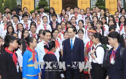 Chủ tịch nước Trần Đại Quang với các đại biểu là Chỉ huy Đội giỏi. Ảnh: Nhan Sáng-TTXVN Chủ tịch nước Trần Đại Quang với các đại biểu là Chỉ huy Đội giỏi. Ảnh: Nhan Sáng-TTXVN