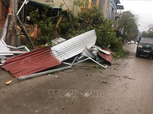 Dông lốc làm hơn nhiều ngôi nhà bị hư hỏng. Ảnh: TTXVN phát Dông lốc làm hơn nhiều ngôi nhà bị hư hỏng. Ảnh: TTXVN phát