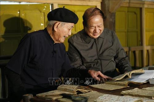 Ông Vân cùng nhà nghiên cứu văn học nghệ thuật Tống Đại Hồng. Ảnh: Nam Sương - TTXVN Ông Vân cùng nhà nghiên cứu văn học nghệ thuật Tống Đại Hồng. Ảnh: Nam Sương - TTXVN