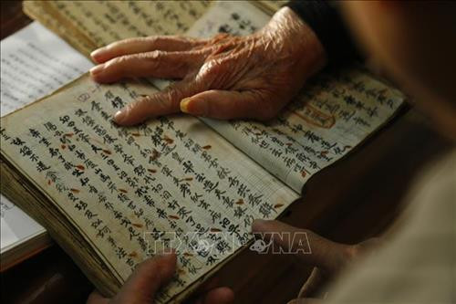 Các tài liệu chữ Nôm - Tày được ông Vân lưu giữ. Ảnh: Nam Sương - TTXVN Các tài liệu chữ Nôm - Tày được ông Vân lưu giữ. Ảnh: Nam Sương - TTXVN