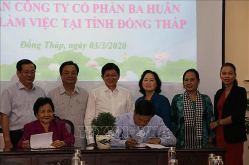 Ký kết liên kết, tiêu thụ trứng vịt giữa Công ty Ba Huân và Sở Nông nghiệp và phát triển nông thôn tỉnh Đồng Tháp. Ảnh: Chương Đài - TTXVN Ký kết liên kết, tiêu thụ trứng vịt giữa Công ty Ba Huân và Sở Nông nghiệp và phát triển nông thôn tỉnh Đồng Tháp. Ảnh: Chương Đài - TTXVN