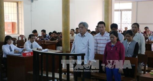 Các bị cáo trước vành móng ngựa. Ảnh: Công Mạo- TTXVN Các bị cáo trước vành móng ngựa. Ảnh: Công Mạo- TTXVN