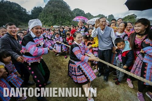 Các trò chơi dân gian truyền thống của đồng bào Mông diễn ra sôi nổi trong lễ hội Gầu Tào. Ảnh: Trọng Đạt Đồng bào dân tộc Mông múa, hát trong ngày diễn ra lễ hội. Ảnh: Trọng Đạt Các trò chơi dân gian truyền thống của đồng bào Mông diễn ra sôi nổi trong lễ hội Gầu Tào. Ảnh: Trọng Đạt Đồng bào dân tộc Mông múa, hát trong ngày diễn ra lễ hội. Ảnh: Trọng Đạt