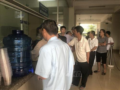 Mỗi buổi sáng bệnh nhân có mặt tại Trung tâm kiểm soát bệnh tật tỉnh Yên Bái để nhận thuốc điều trị. Ảnh: Đinh Đức Tưởng - TTXVN Mỗi buổi sáng bệnh nhân có mặt tại Trung tâm kiểm soát bệnh tật tỉnh Yên Bái để nhận thuốc điều trị. Ảnh: Đinh Đức Tưởng - TTXVN