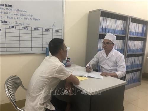 Bác sĩ tại Cơ sở điều trị Methadone, Trung tâm Kiểm soát bệnh tật tỉnh Yên Bái trao đổi, nắm bắt tình hình khi điều trị bằng Methadone với bệnh nhân. Ảnh: Đinh Đức Tưởng - TTXVN Bác sĩ tại Cơ sở điều trị Methadone, Trung tâm Kiểm soát bệnh tật tỉnh Yên Bái trao đổi, nắm bắt tình hình khi điều trị bằng Methadone với bệnh nhân. Ảnh: Đinh Đức Tưởng - TTXVN
