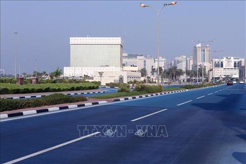 Một con đường được sơn thử nghiệm màu xanh nhằm giúp hạ nhiệt tại thủ đô Doha, Qatar ngày 3/9/2019. Ảnh: AFP/TTXVN Một con đường được sơn thử nghiệm màu xanh nhằm giúp hạ nhiệt tại thủ đô Doha, Qatar ngày 3/9/2019. Ảnh: AFP/TTXVN