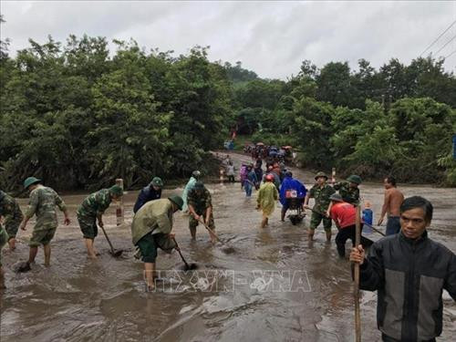 Bộ Đội Biên phòng tỉnh Quảng Trị hỗ trợ dân dẹp dẹp vệ sinh sau lũ. Ảnh : Lê Thị Thanh Thủy - TTXVN