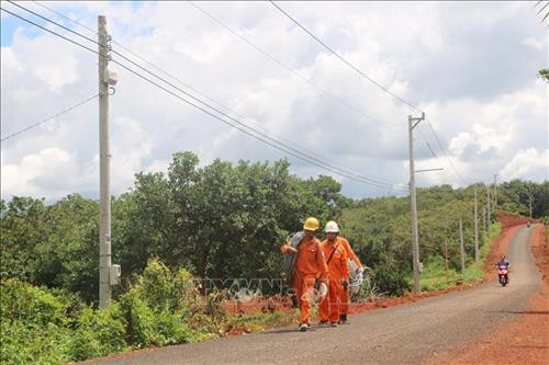 Đưa điện lưới về thôn 10, xã Bom Bo, huyện Bù Đăng. Ảnh: K GỬIH - TTXVN Đưa điện lưới về thôn 10, xã Bom Bo, huyện Bù Đăng. Ảnh: K GỬIH - TTXVN
