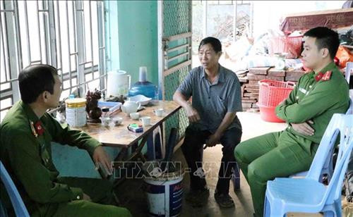 Công an thành phố Lai Châu thường xuyên xuống thăm hỏi, động viên ông Đoàn Khắc Chỉnh. Ảnh: Công Tuyên - TTXVN Công an thành phố Lai Châu thường xuyên xuống thăm hỏi, động viên ông Đoàn Khắc Chỉnh. Ảnh: Công Tuyên - TTXVN