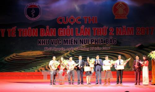 Ban tổ chức trao Bằng khen cho các đội thi. Ảnh: Trần Quân Trang- TTXVN Ban tổ chức trao Bằng khen cho các đội thi. Ảnh: Trần Quân Trang- TTXVN