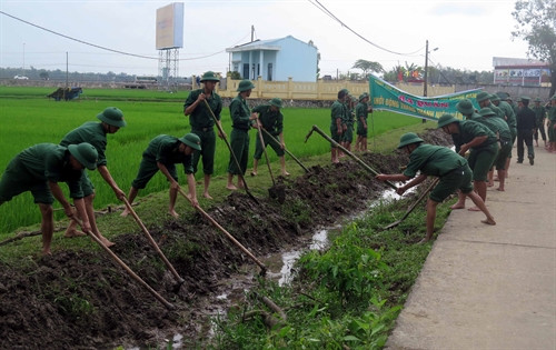 Tuổi trẻ Bộ đội Biên phòng Quảng Nam tham gia nạo vét kênh mương. Ảnh: Đỗ Trưởng- TTXVN Tuổi trẻ Bộ đội Biên phòng Quảng Nam tham gia nạo vét kênh mương. Ảnh: Đỗ Trưởng- TTXVN