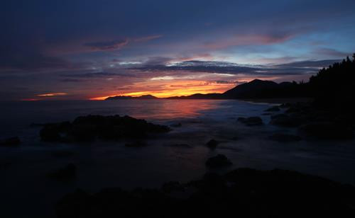 Biển Hàm Rồng lúc bình minh. Ảnh: Hồ Cầu-TTXVN Biển Hàm Rồng lúc bình minh. Ảnh: Hồ Cầu-TTXVN