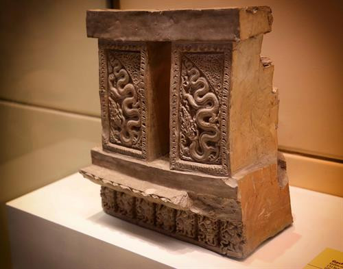 Các báu vật khảo cổ được trưng bày tại triển lãm. Ảnh: Thành Đạt – TTXVN