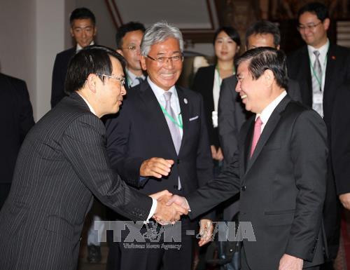 Chủ tịch UBND Thành phố Hồ Chí Minh Nguyễn Thành Phong đón Chủ tịch Phòng Thương mại và Công nghiệp Osaka – Nhật Bản Hiroshi Ozaki. Ảnh: Thanh Vũ-TTXVN