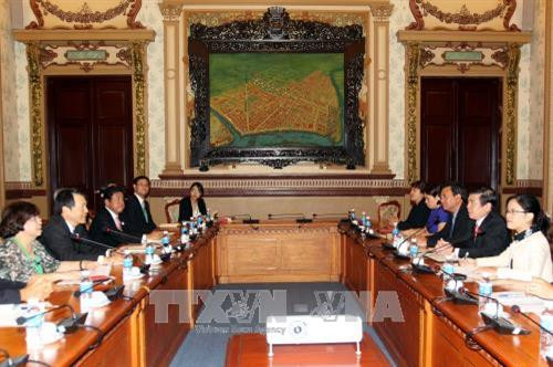 Chủ tịch UBND Thành phố Hồ Chí Minh Nguyễn Thành Phong tiếp Chủ tịch Phòng Thương mại và Công nghiệp Osaka – Nhật Bản Hiroshi Ozaki. Ảnh: Thanh Vũ-TTXVN