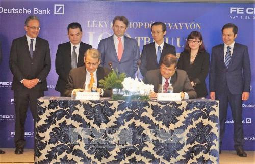 Quang cảnh lễ ký kết giữa Công ty Tài chính TNHH MTV Ngân hàng Việt Nam Thịnh vượng (FE CREDIT) và Deutsche Bank (Đức). Ảnh: Anh Tuấn-TTXVN