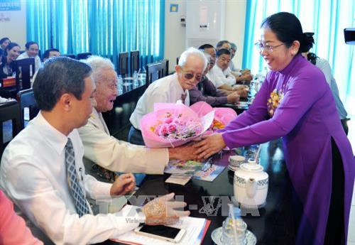 Phó Bí thư Thành ủy Thành phố Hồ Chí Minh Võ Thị Dung thăm hỏi, tặng hoa cho các cựu chiến binh tại buổi họp mặt. Ảnh: An Hiếu - TTXVN