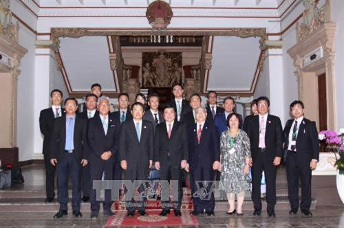 Chủ tịch UBND Thành phố Hồ Chí Minh Nguyễn Thành Phong với Chủ tịch Phòng Thương mại và Công nghiệp Osaka – Nhật Bản Hiroshi Ozaki cùng các đại biểu. Ảnh: Thanh Vũ-TTXVN