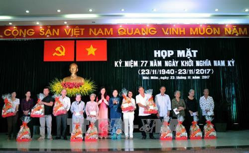 Lãnh đạo Thành phố Hồ Chí Minh tặng quà cho các Mẹ Việt Nam Anh hùng, thân nhân liệt sỹ tại buổi họp mặt. Ảnh: An Hiếu - TTXVN
