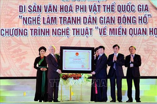 Phó Chủ tịch Quốc hội Uông Chu Lưu trao Bằng Chứng nhận "Tranh dân gian Đông Hồ là Di sản văn hóa phi vật thể Quốc gia" cho lãnh đạo tỉnh Bắc Ninh. Ảnh: Minh Đức - TTXVN Phó Chủ tịch Quốc hội Uông Chu Lưu trao Bằng Chứng nhận "Tranh dân gian Đông Hồ là Di sản văn hóa phi vật thể Quốc gia" cho lãnh đạo tỉnh Bắc Ninh. Ảnh: Minh Đức - TTXVN