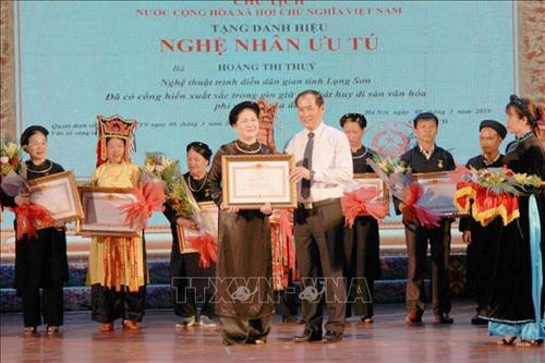Lãnh đạo UBND tỉnh Lạng Sơn trao tặng danh hiệu Nghệ nhân ưu tú cho các nghệ nhân. Ảnh: Quang Duy - TTXVN Lãnh đạo UBND tỉnh Lạng Sơn trao tặng danh hiệu Nghệ nhân ưu tú cho các nghệ nhân. Ảnh: Quang Duy - TTXVN
