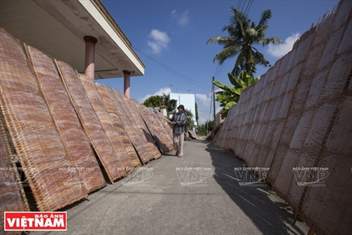 Nếu trời nắng to, bánh tráng chỉ cần phơi trong vòng 5 phút, nếu quá sẽ bị giòn vỡ.